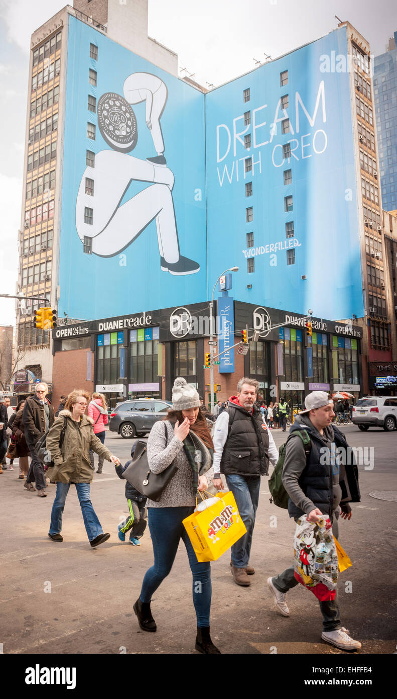 Werbung für die Nabisco Oreo Cookies auf dem Times Square in New York auf Sonntag, 8. März 2015. Das Unternehmen hat die Ante für Cookie-Liebhaber von coming out mit mehreren Geschmacksrichtungen der Milch und Cookie Klammer steigerte. Neu hinzugekommen sind "Red Velvet" und "Geburtstagstorte" mit Berichten von Zuckerwatte und Erdnussbutter kommen.  (© Richard B. Levine) Stockfoto