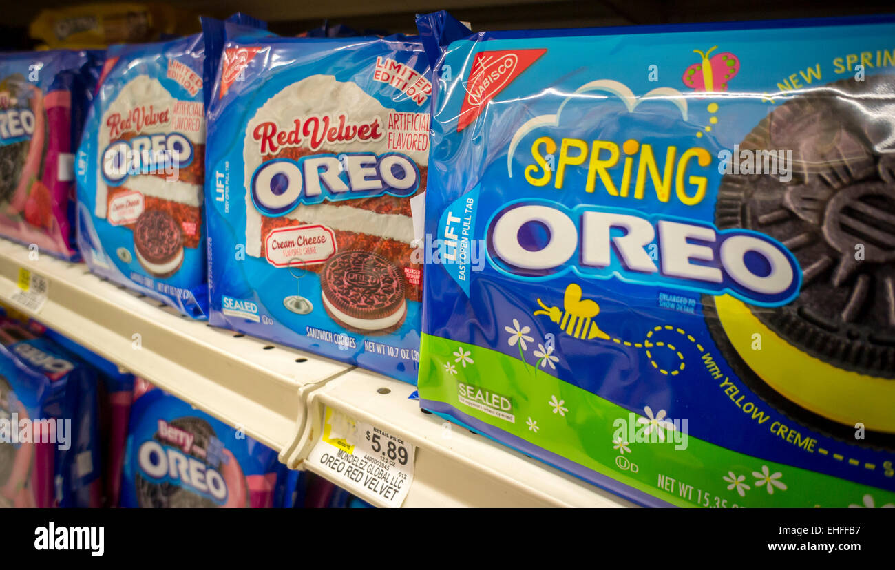 Boxen Nabisco Oreo Cookies in mehreren leckeren Geschmacksrichtungen auf einem Supermarktregal am Montag, 9. März 2015 in New York. Das Unternehmen hat die Ante für Cookie-Liebhaber von coming out mit mehreren Geschmacksrichtungen der Milch und Cookie Klammer steigerte. Neu hinzugekommen sind "Red Velvet" und "Geburtstagstorte" mit Berichten von Zuckerwatte und Erdnussbutter kommen.  (© Richard B. Levine) Stockfoto