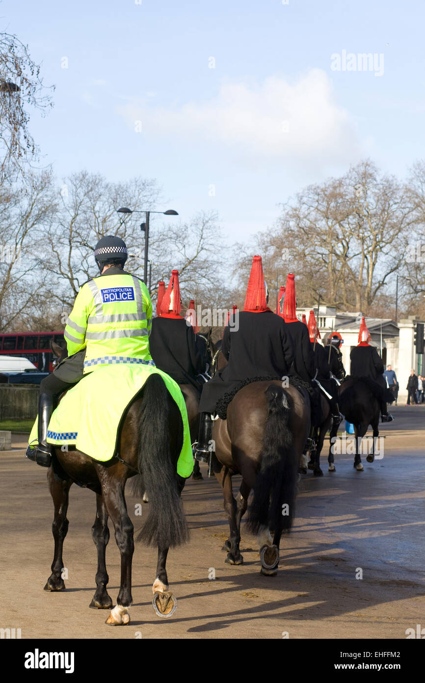 Polizei bewacht die Horseguards aufgrund terroristischer Bedrohungen in London England Stockfoto