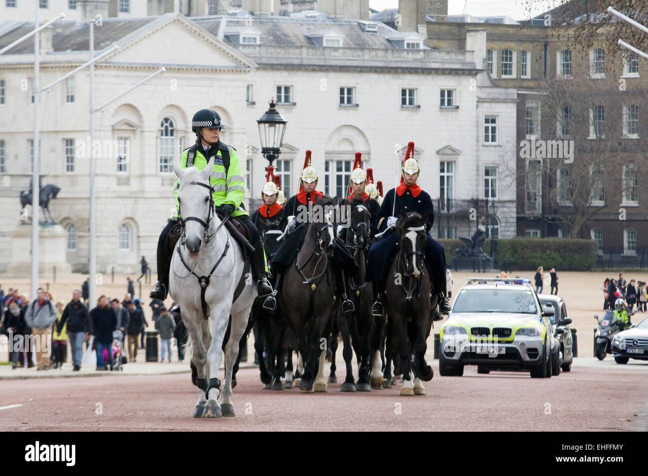Polizei bewacht die Horseguards aufgrund terroristischer Bedrohungen in London England Stockfoto