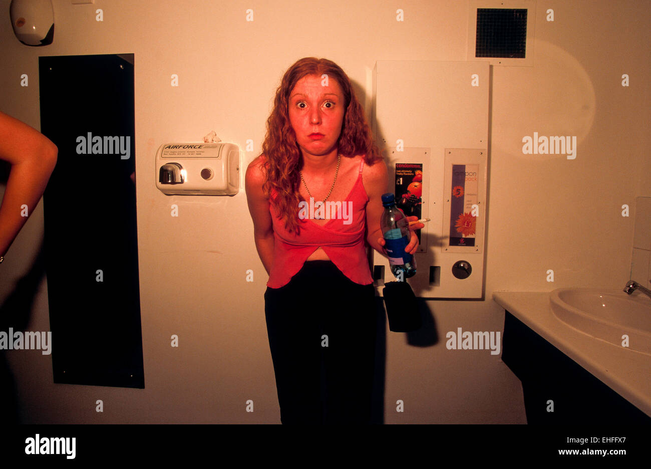 Mädchen in den Toiletten am Bett in Sheffield 25. März 2000. Stockfoto