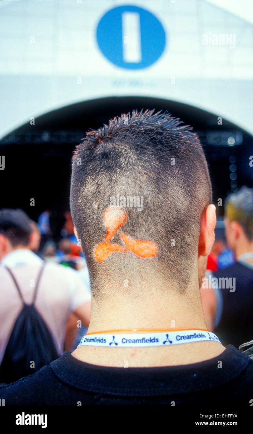 Mann mit dem Creme-Logo auf der Rückseite dieses Kopfes Creamfields 2001. Stockfoto