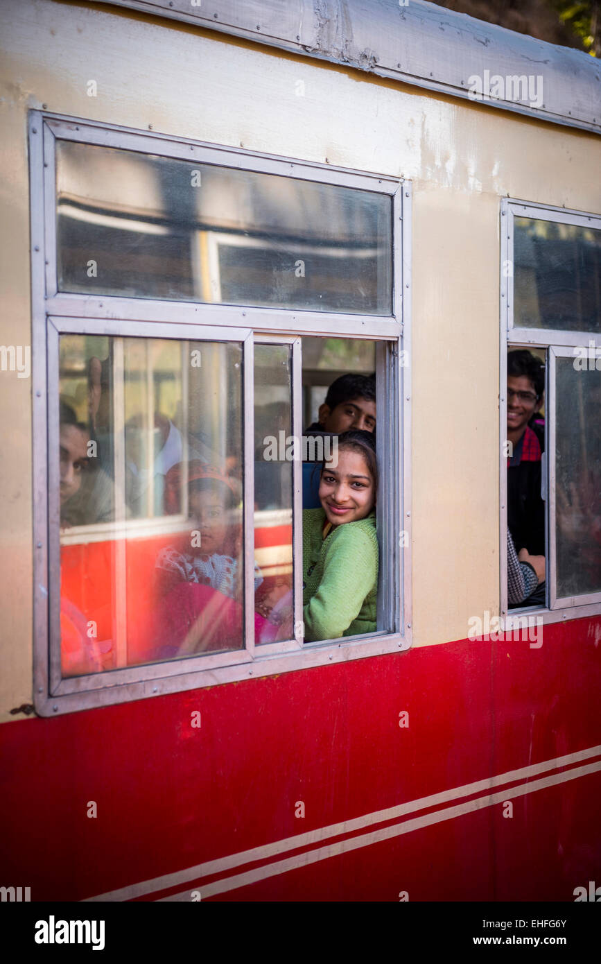 Indianer in einem Schmalspur-Zug von Kalka nach Shimla, Indien Stockfoto