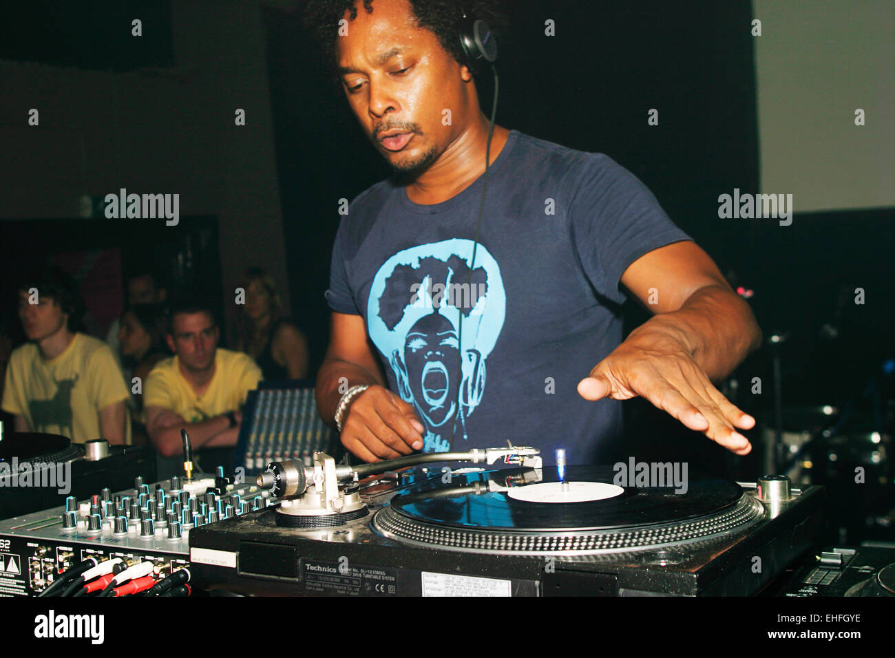 Derrick kann DJing auf der London-Xpress-Bühne am TDK Cross Festival Londons. Stockfoto