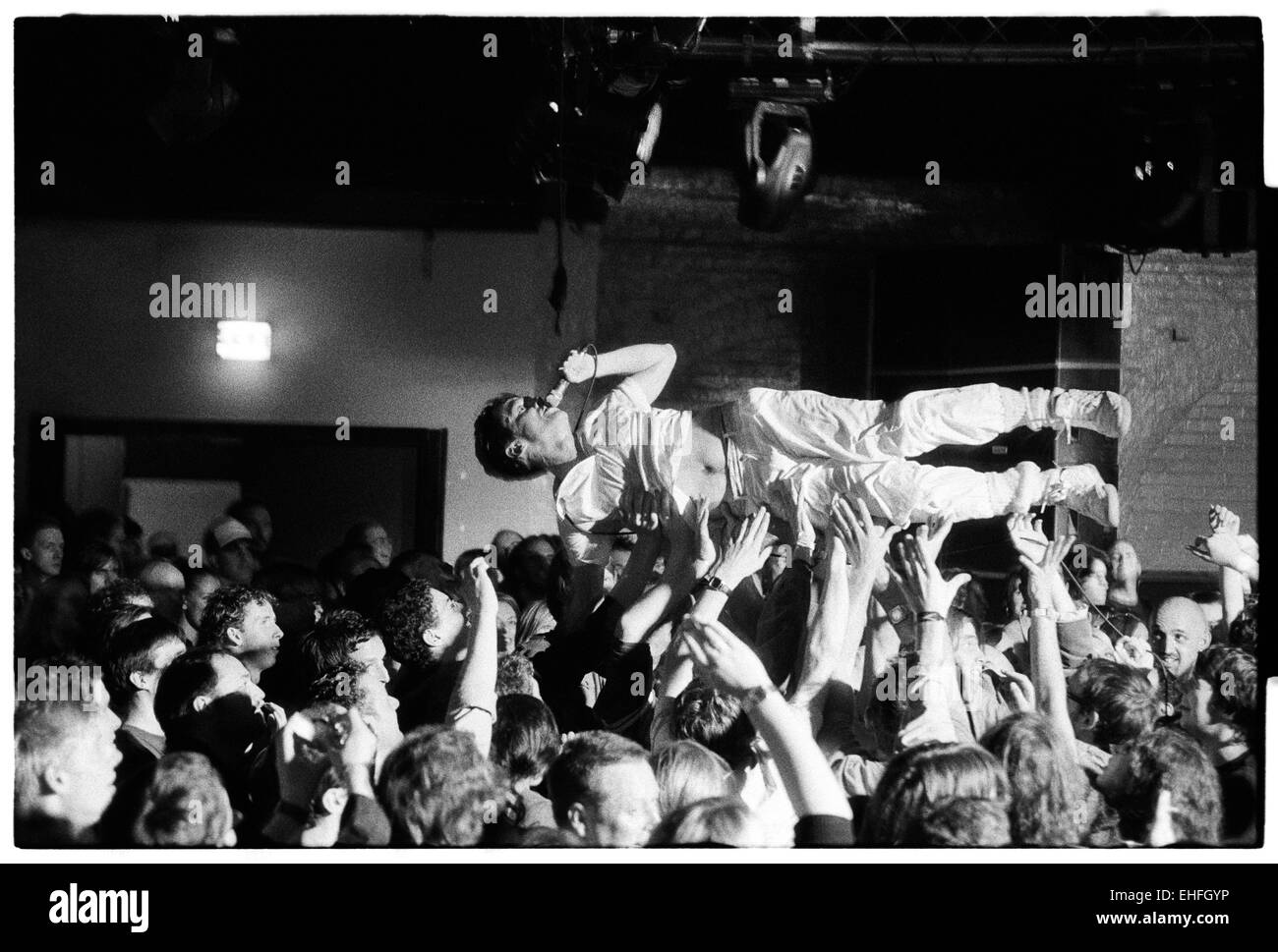 Lead-Sänger von British Sea Power Crowdsurfing im XFM Zimmer an der TDK Cross Central Festival London. Stockfoto