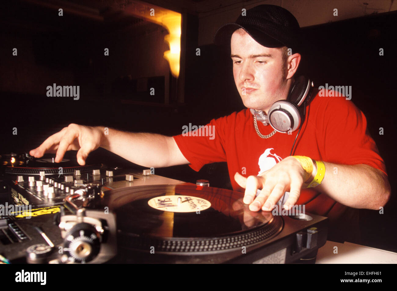 DJ Plus 1 kratzt an Clash Of The Titans in Brixton Academy in London. Stockfoto