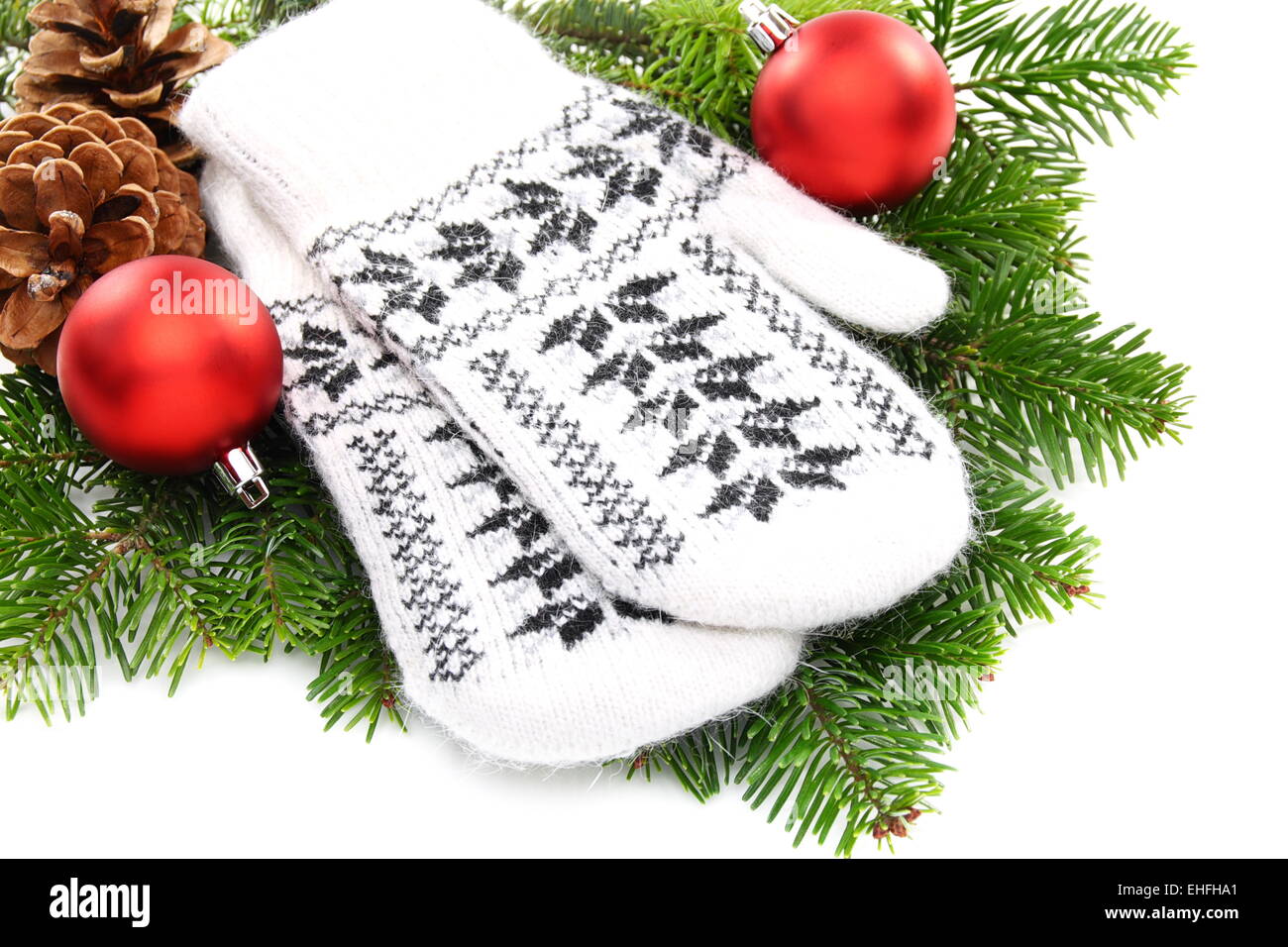 Weihnachten-Stillleben mit Fäustlinge und Kugeln. Stockfoto