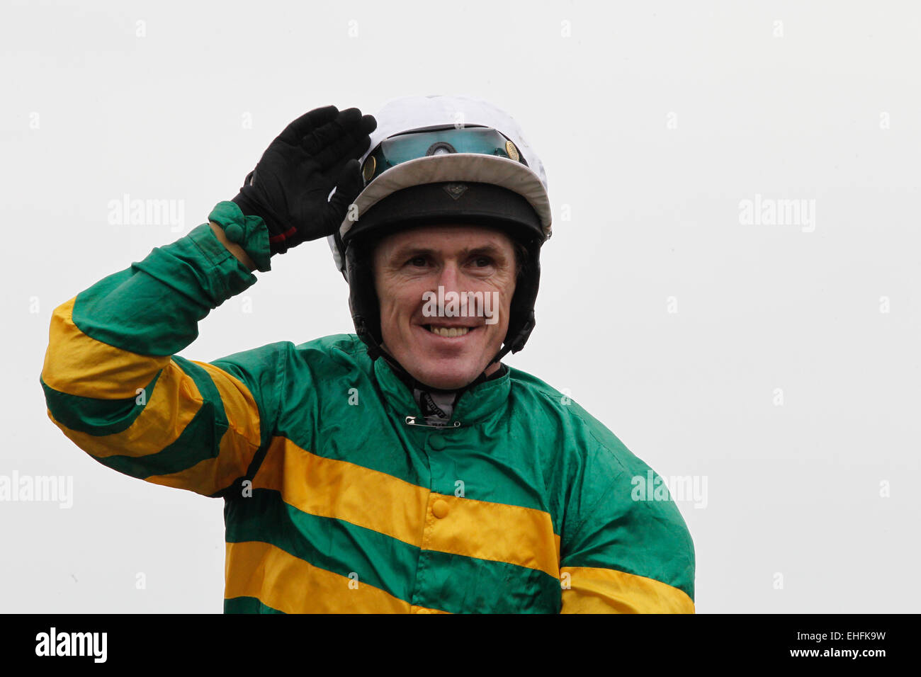 Cheltenham, Vereinigtes Königreich. 12. März 2015. Präsentation der Gewinner mit A P McCoy nach dem Gewinn der Ryanair Chase (registriert als The Festival Trophy Steeple Chase) Klasse 1 mit Uxizandre. Bildnachweis: Lajos-Eric Balogh/Turfstock. Bildnachweis: Dpa picture Alliance/Alamy Live News Stockfoto