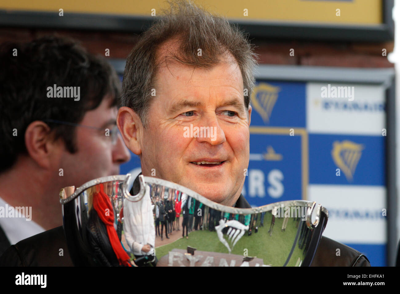 Cheltenham, Vereinigtes Königreich. 12. März 2015. Präsentation der Gewinner mit John Patrick (J. P.) McManus (irischer Geschäftsmann und Rennpferd Inhaber) nach dem Gewinn der Ryanair Chase (registriert als The Festival Trophy Steeple Chase) Klasse 1 mit Uxizandre. Bildnachweis: Lajos-Eric Balogh/Turfstock. Bildnachweis: Dpa picture Alliance/Alamy Live News Stockfoto