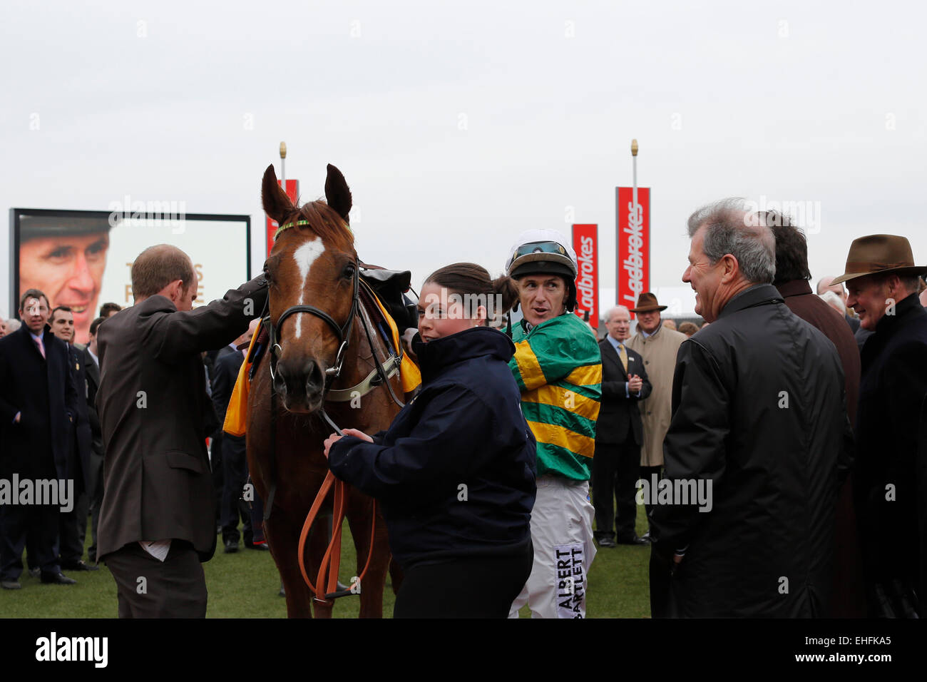 Cheltenham, Vereinigtes Königreich. 12. März 2015. Präsentation der Gewinner mit A P McCoy und John Patrick (J. P.) McManus (irischer Geschäftsmann und Rennpferd Inhaber) nach dem Gewinn der Ryanair Chase (registriert als The Festival Trophy Steeple Chase) Klasse 1 mit Uxizandre. Bildnachweis: Lajos-Eric Balogh/Turfstock. Bildnachweis: Dpa picture Alliance/Alamy Live News Stockfoto