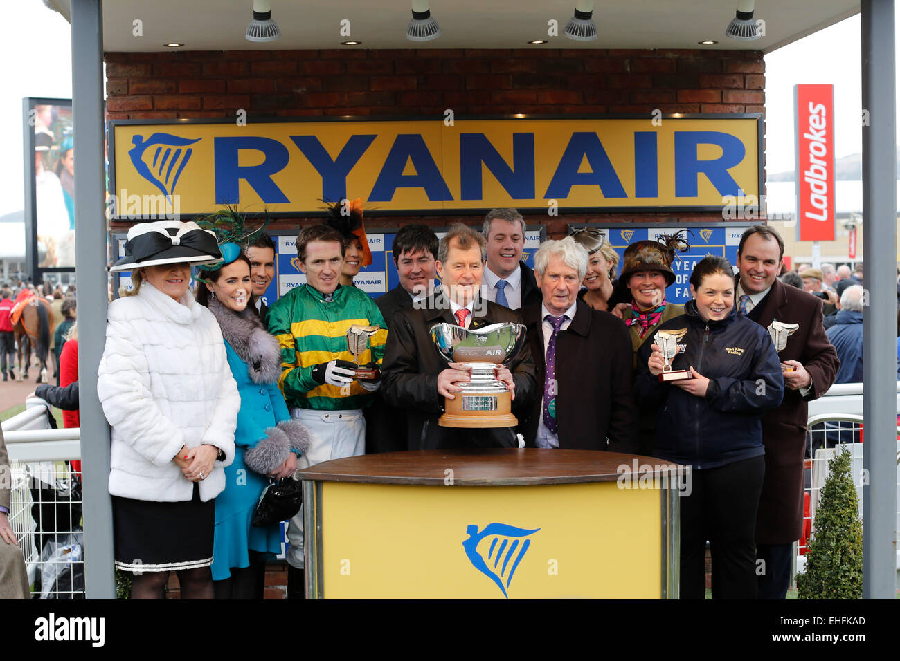 Cheltenham, Vereinigtes Königreich. 12. März 2015. Präsentation der Gewinner mit A P McCoy, John Patrick (J. P.) McManus (irischer Geschäftsmann und Rennpferd Eigentümer), Peadar McCoy und Alan King und seinen Vater Peadar nach dem Gewinn der Ryanair Chase (registriert als The Festival Trophy Steeple Chase) Klasse 1 mit Uxizandre. Bildnachweis: Lajos-Eric Balogh/Turfstock. Bildnachweis: Dpa picture Alliance/Alamy Live News Stockfoto