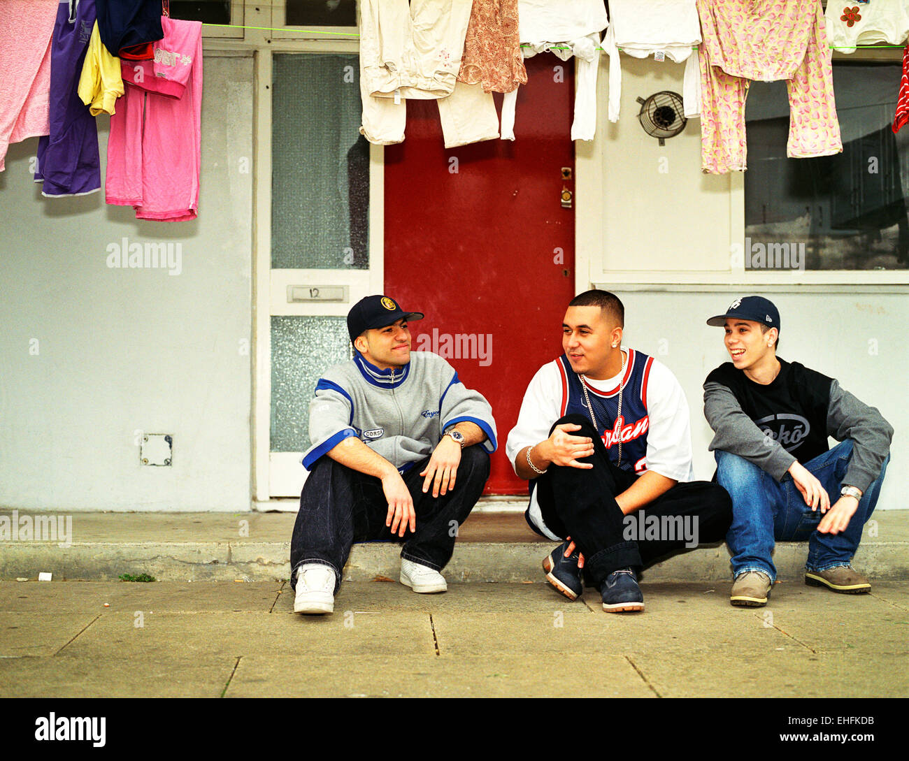 Lateinischen Clan auf dem Anwesen, wo sie in Edgware London Leben, fotografiert. Stockfoto