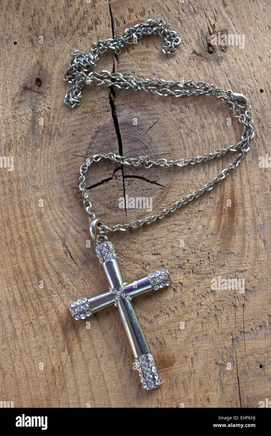 Christliches Kreuz Halskette mit Diamanten auf hölzernen Hintergrund Stockfoto