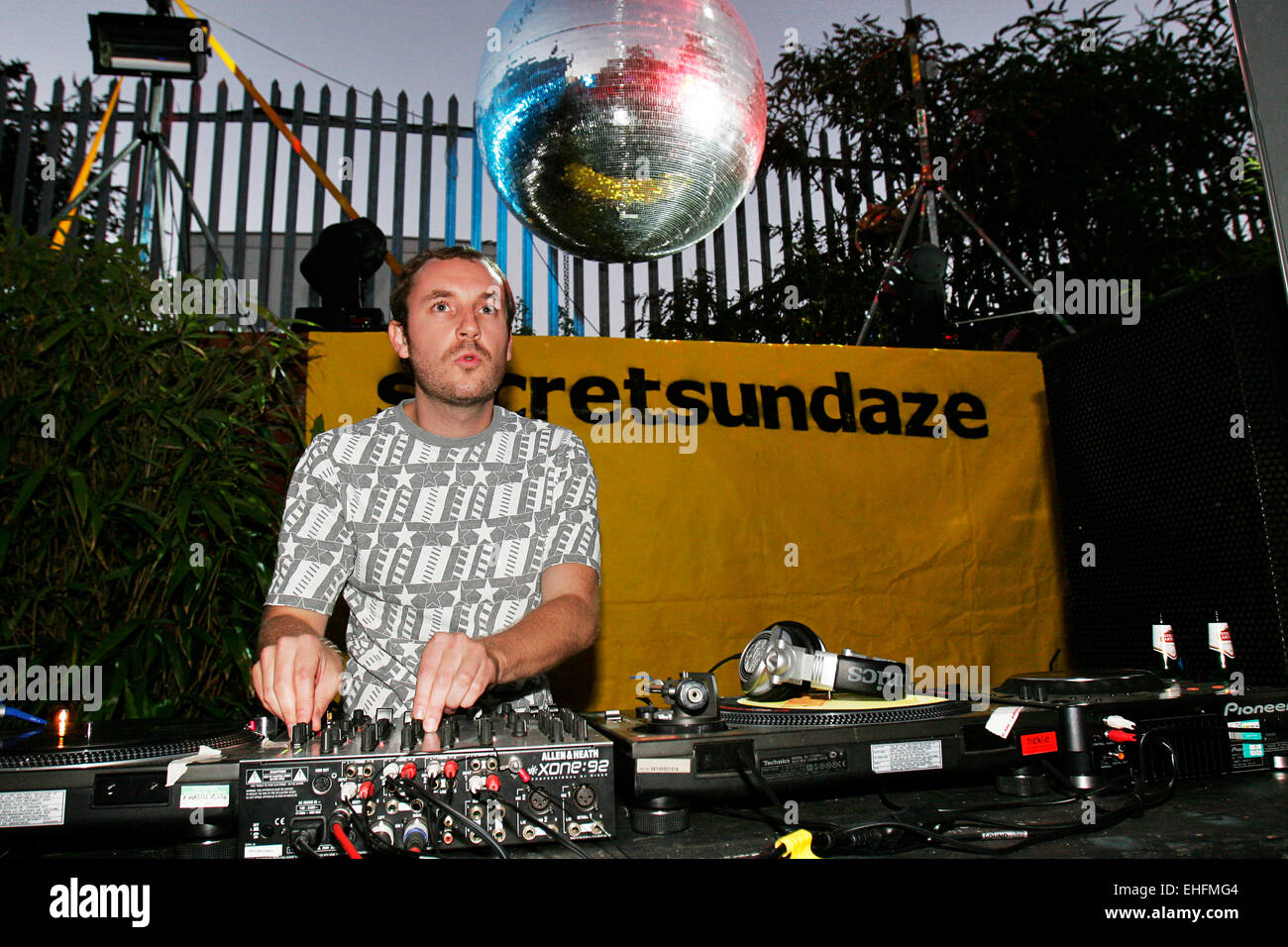 James Priestley als DJ auf der Bühne Secretsundaze TDK Cross Central Festival am Kings Cross waren Yard in London. Stockfoto