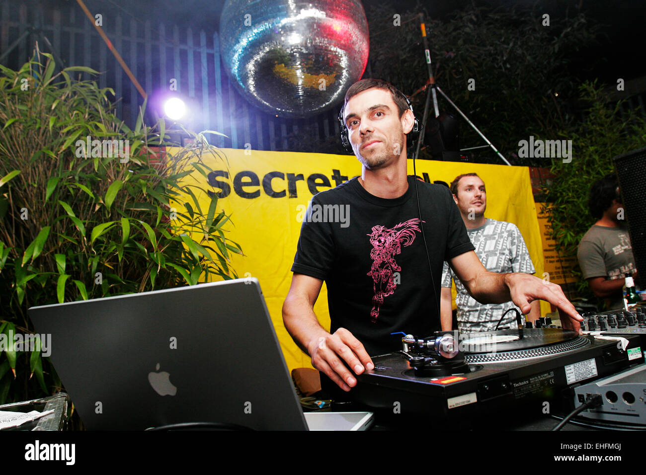 Steve Bug DJing am TDK Cross Central Festival in Kings Cross waren Yard in London. Stockfoto