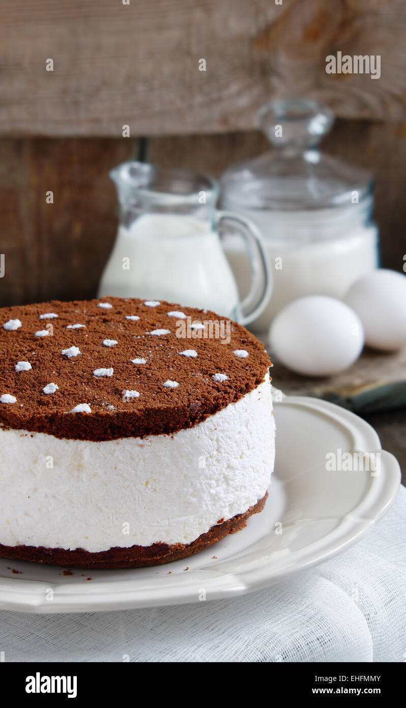 Schokoladenkuchen mit Sahne und Oreo Cookie Krümel Stockfoto
