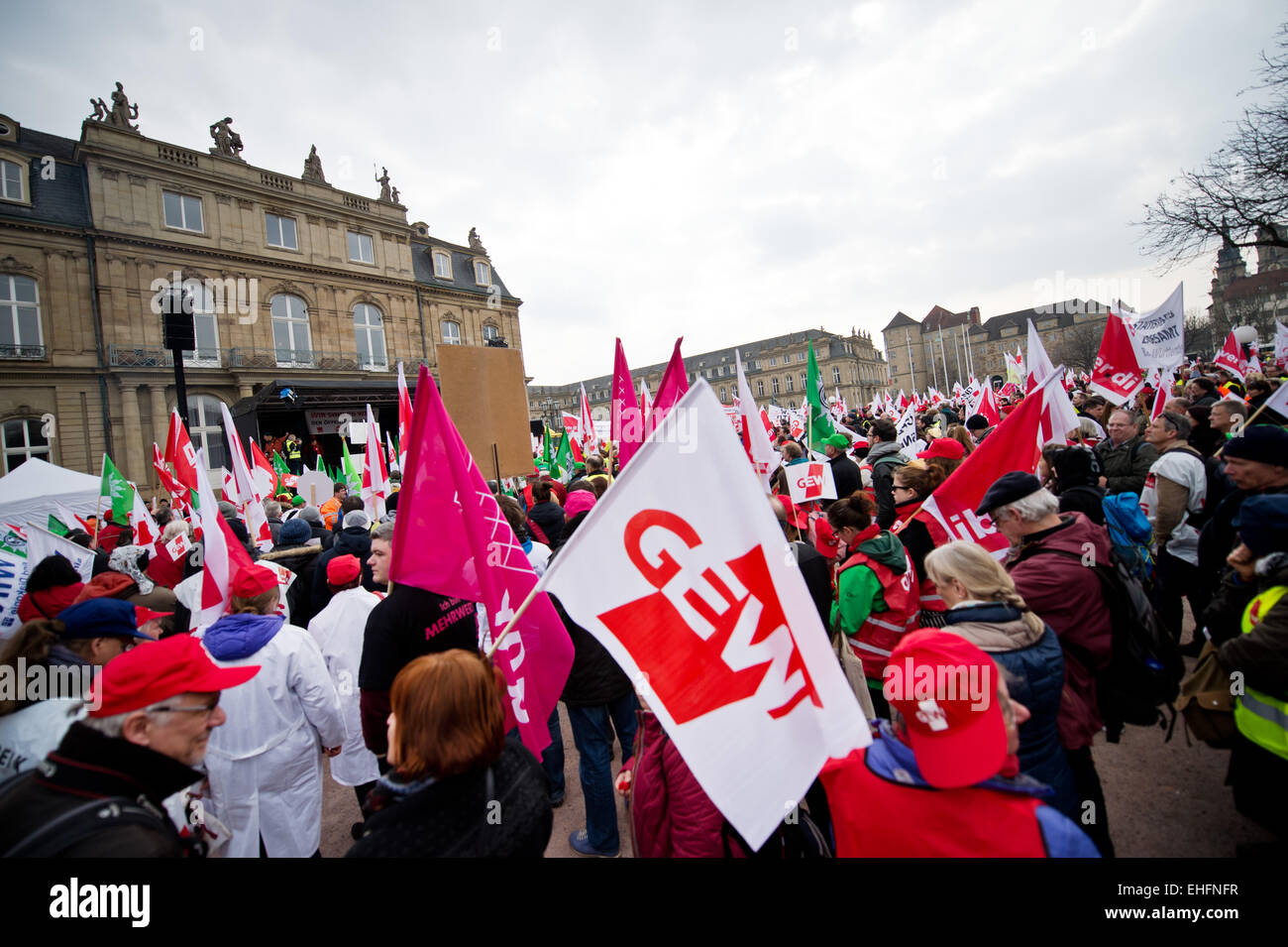 Stuttgart, Deutschland. 13. März 2015. Demonstranten auf den öffentlichen Sektor Streik protestieren in Stuttgart, Deutschland, 13. März 2015. Beschäftigten im öffentlichen Dienst fordern höhere Löhne und Renten. Bildnachweis: Dpa picture Alliance/Alamy Live News Stockfoto