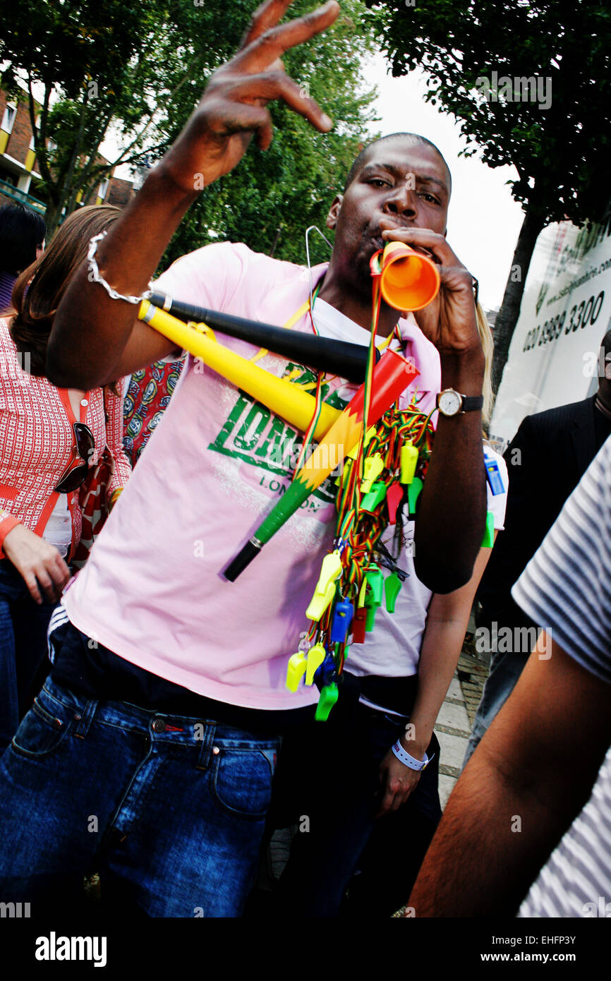 Verkauf Hörner und Pfeifen an der Notting Hill Carnival London Kerl. Stockfoto