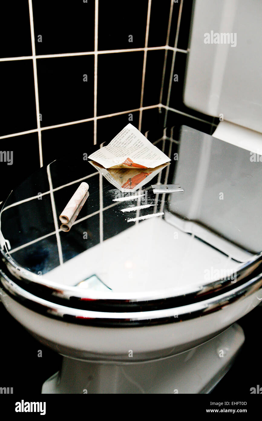 Linien von Kokain auf einer Toilette Sitz London Stockfotografie - Alamy