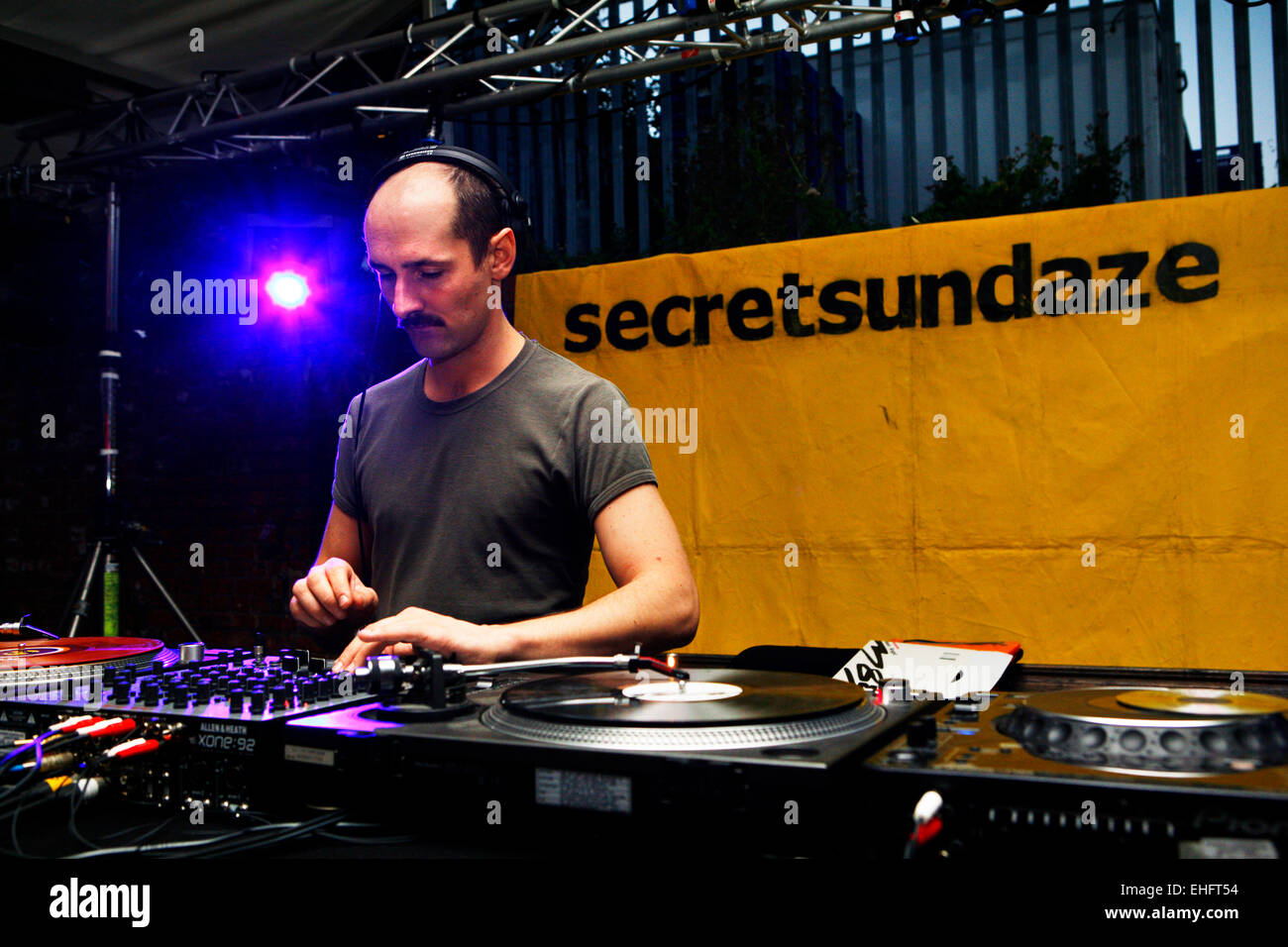 Giles Smith DJing auf TDK Cross Central Festival 2007 auf Leinwand in Kings Cross in London. Stockfoto