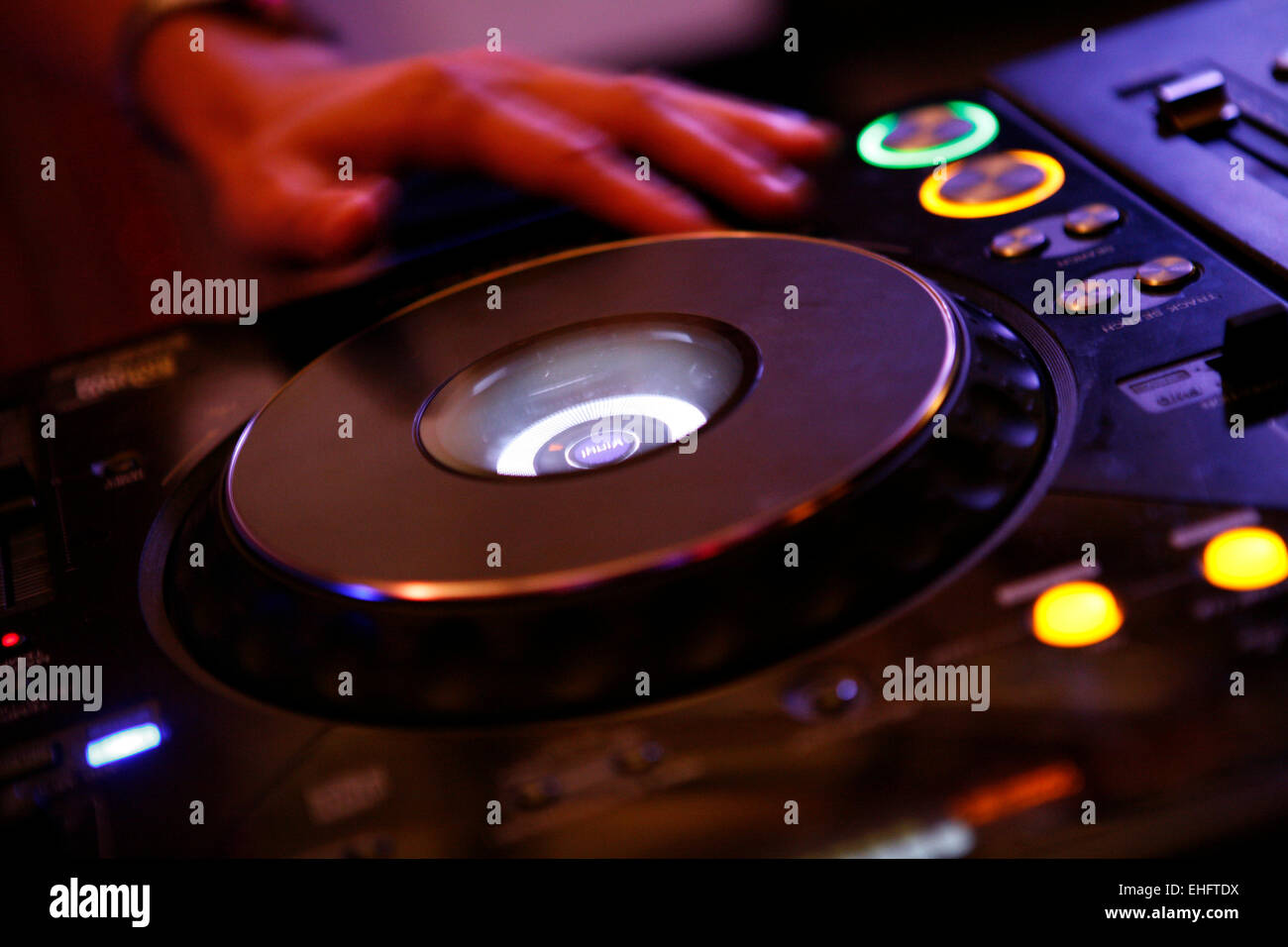 CD-Decks auf TDK Cross Central Festival 2007 auf Leinwand in Kings Cross in London. Stockfoto