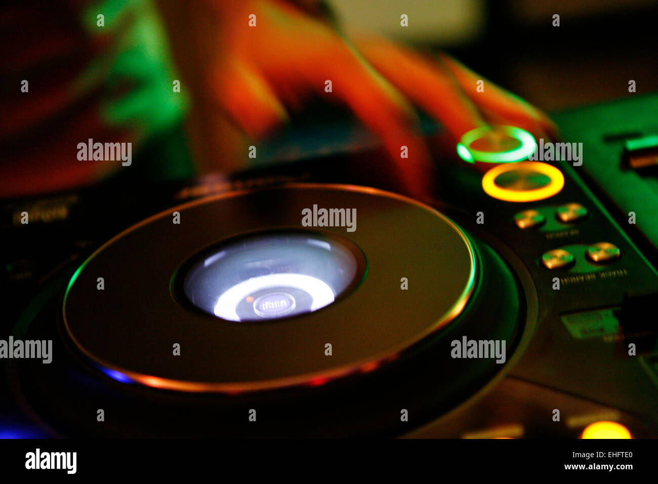 CD-Decks auf TDK Cross Central Festival 2007 auf Leinwand in Kings Cross in London. Stockfoto