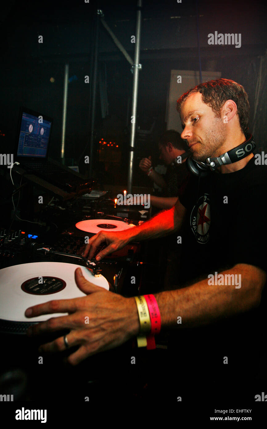 DJ Essen Leben auf TDK Cross Central Festival 2007 auf Leinwand in Kings Cross in London. Stockfoto