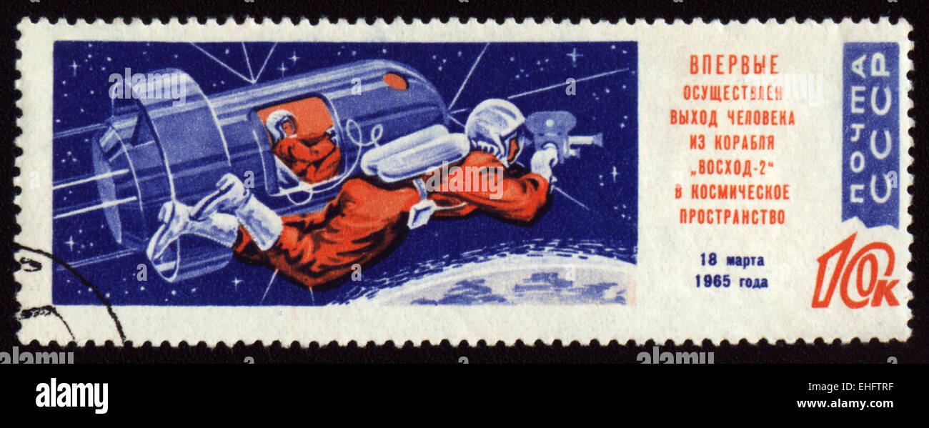Gedruckt in der UdSSR Briefmarke zeigt sowjetische Kosmonautin Aleksei Leonov im offenen Raum Stockfoto