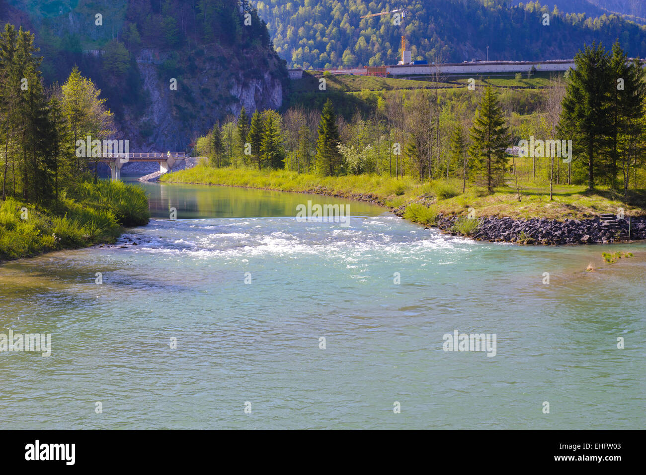 Fluss Isar und der Damm für elektrische Wasserkraftwerk in Bayern, Deutschland, Berge der Alpen Stockfoto