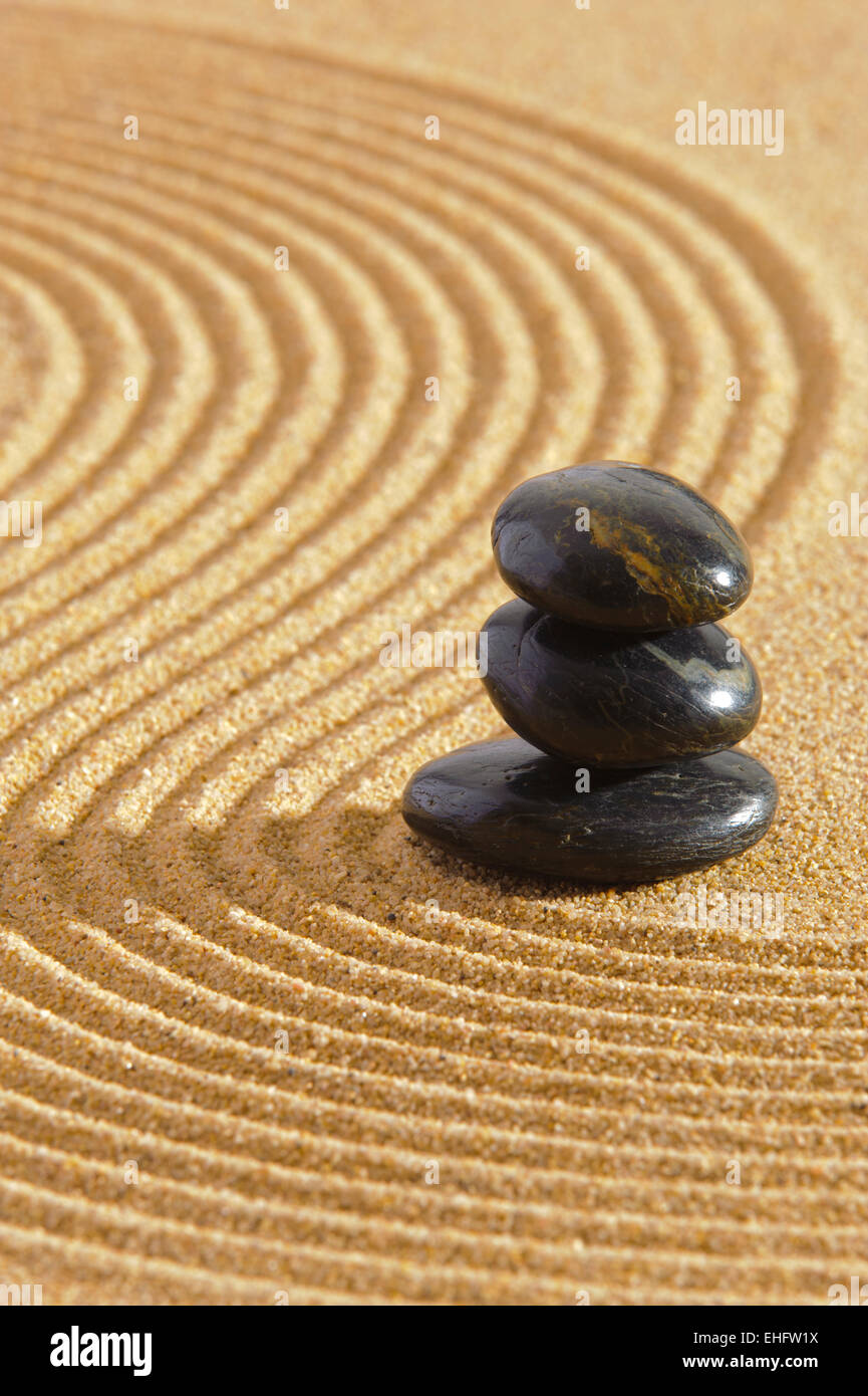 Japanischer Zen-Garten mit Stein in sand Stockfoto
