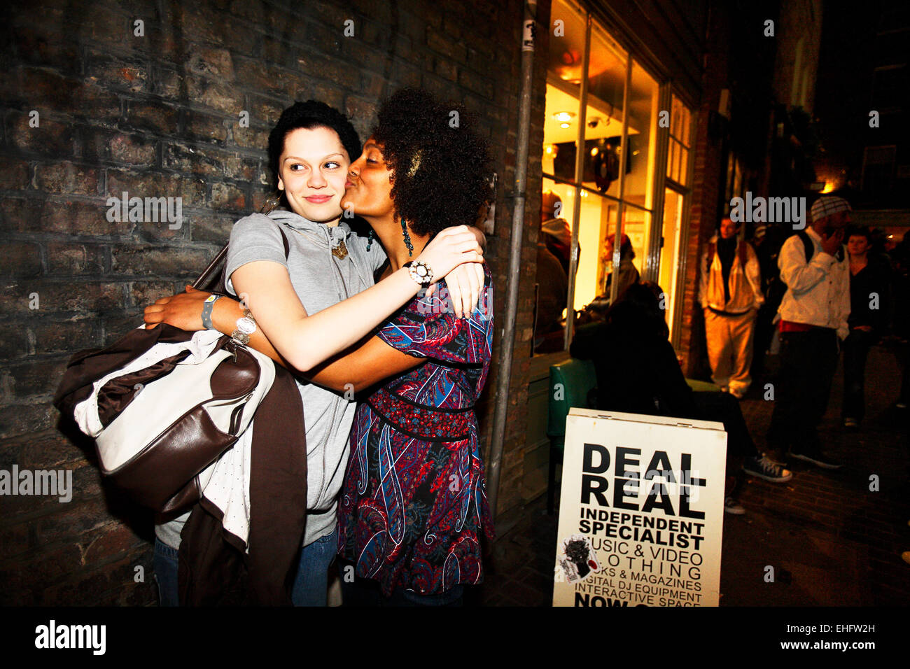 Mädchen außerhalb Real Deal Datensatz speichern von Carnaby Street London. Stockfoto