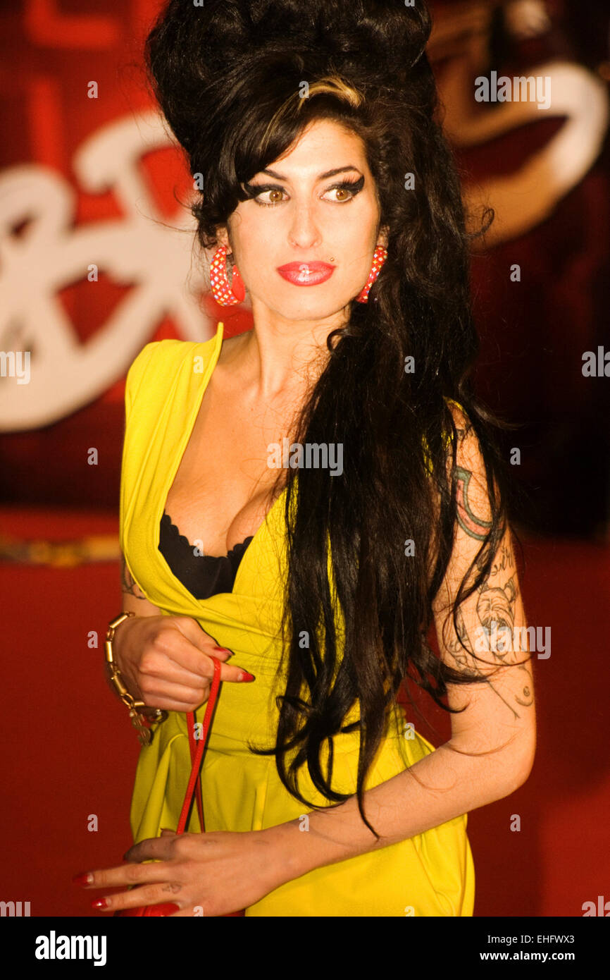 Amy Winehouse kommt bei den Brit Awards London. Stockfoto