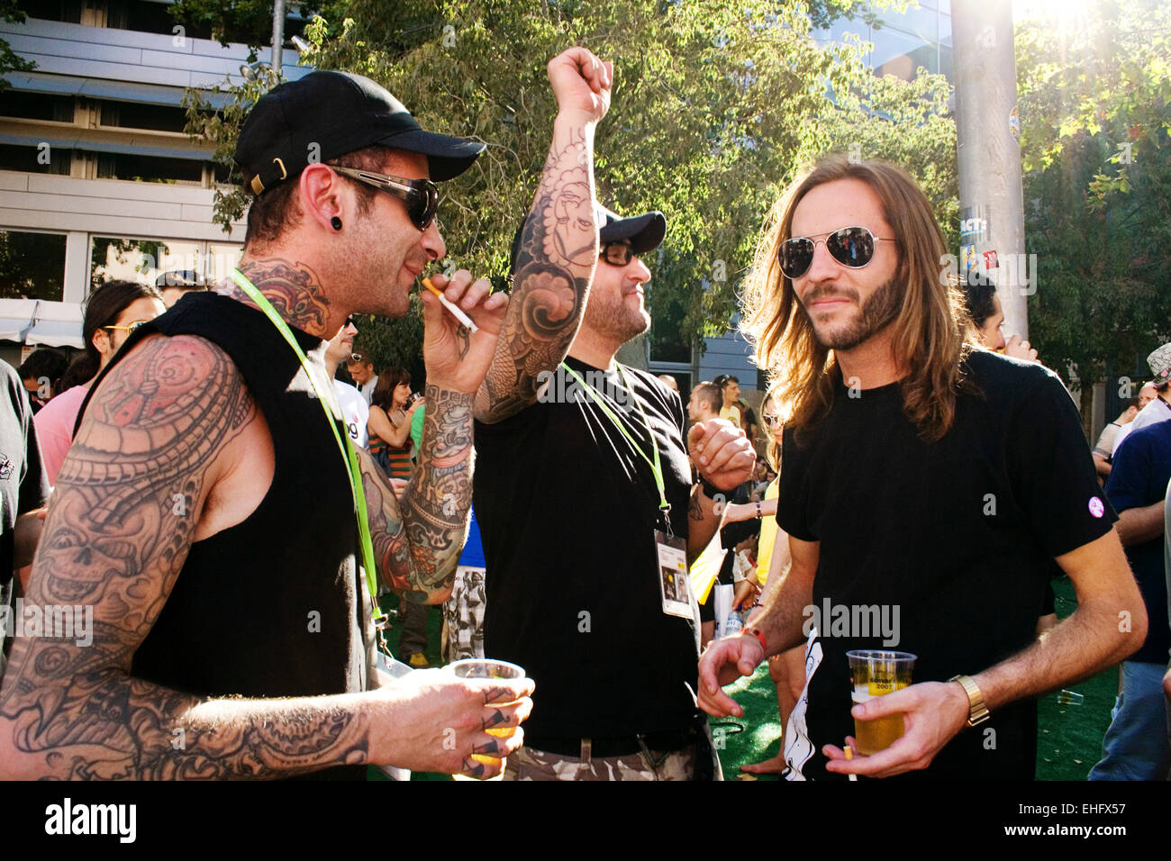 Drei Jungs mit Tätowierungen auf Sonar Tag Barcelona. Stockfoto