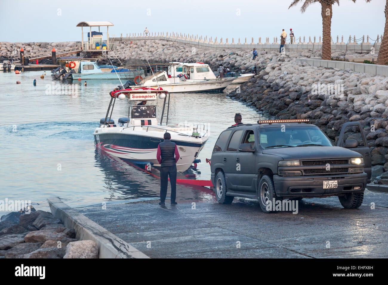 Junge arabische Männer ziehen Speed-Boot aus dem Wasser in Kuwait Stockfoto