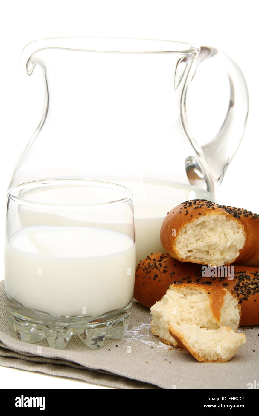 Bagel mit Mohn Samen einen Krug mit Milch. Stockfoto