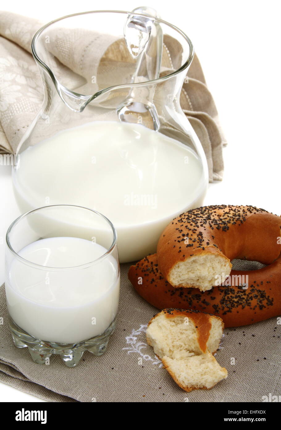 Bagel mit Mohn Samen einen Krug mit Milch. Stockfoto