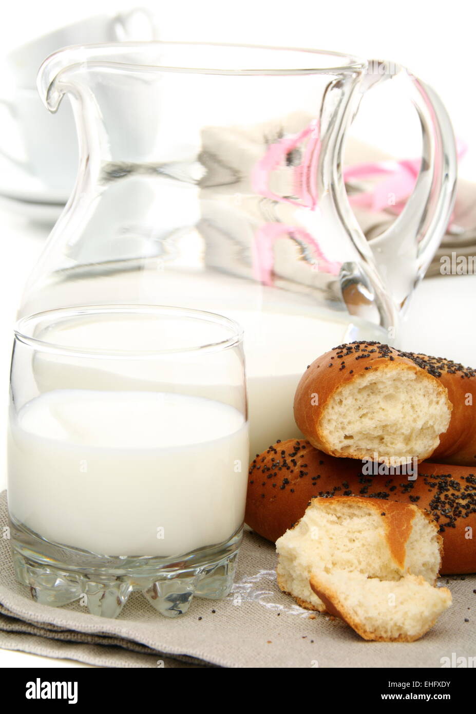 Bagel mit Mohn Samen einen Krug mit Milch. Stockfoto