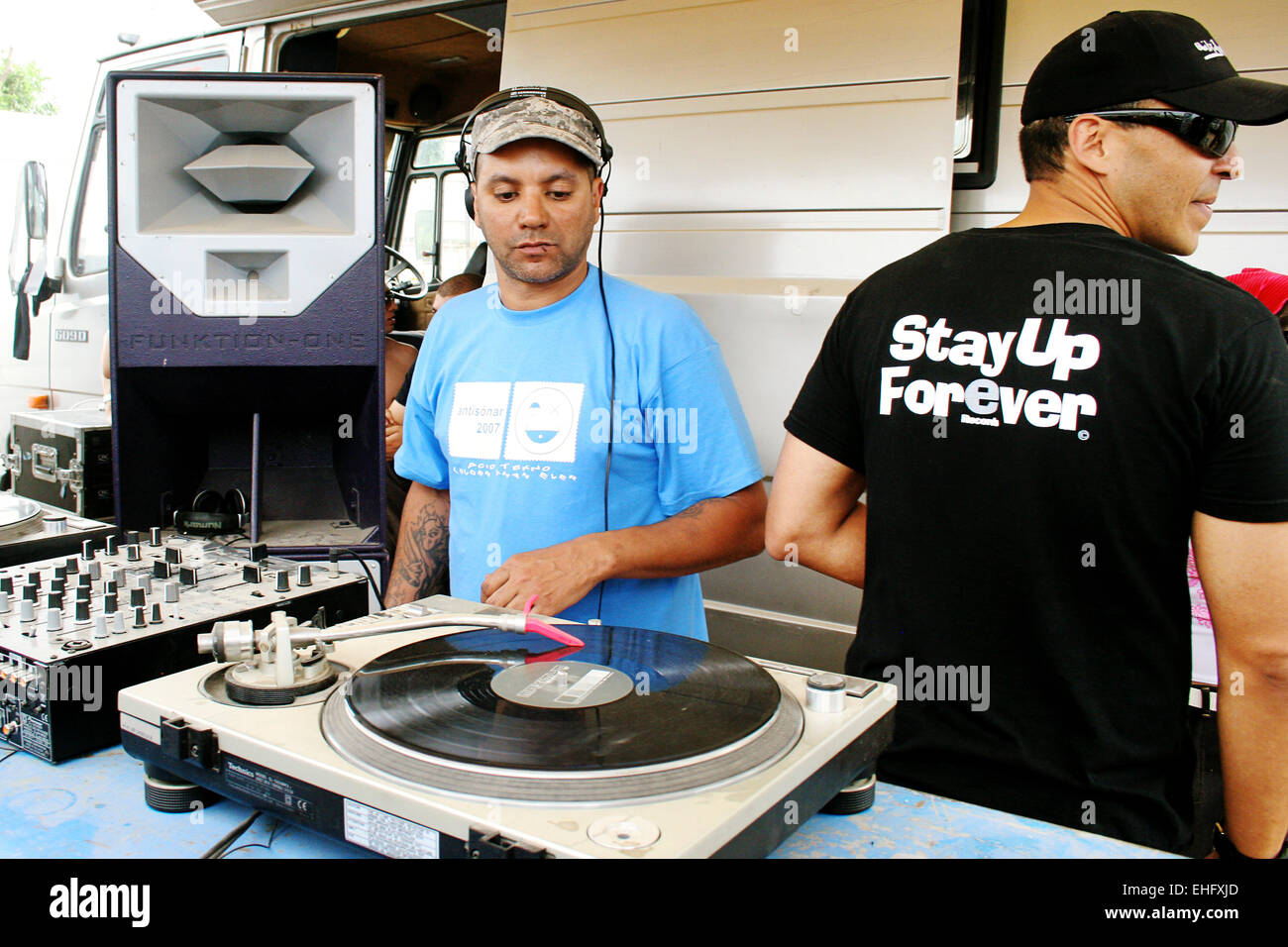 DJ mit T-shirt lesen, dass "ewig aufbleiben" party in der Anti-Sonar Barcelona. Stockfoto