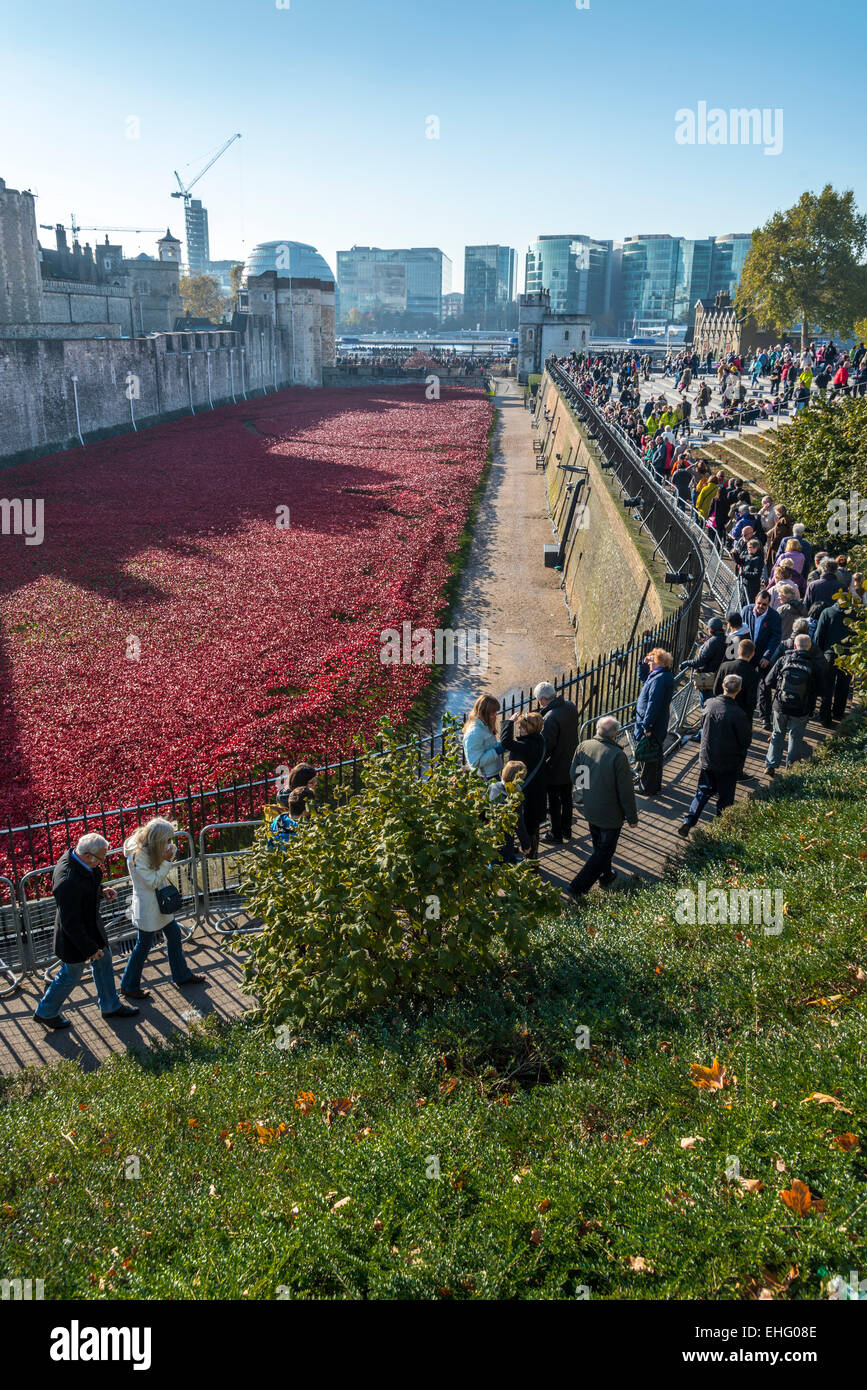 Anzeige der keramischen rote Mohnblumen auf den Tower of London, anlässlich der Hundertjahrfeier des Ausbruchs WW1 - redaktionelle Nutzung OINLY Stockfoto
