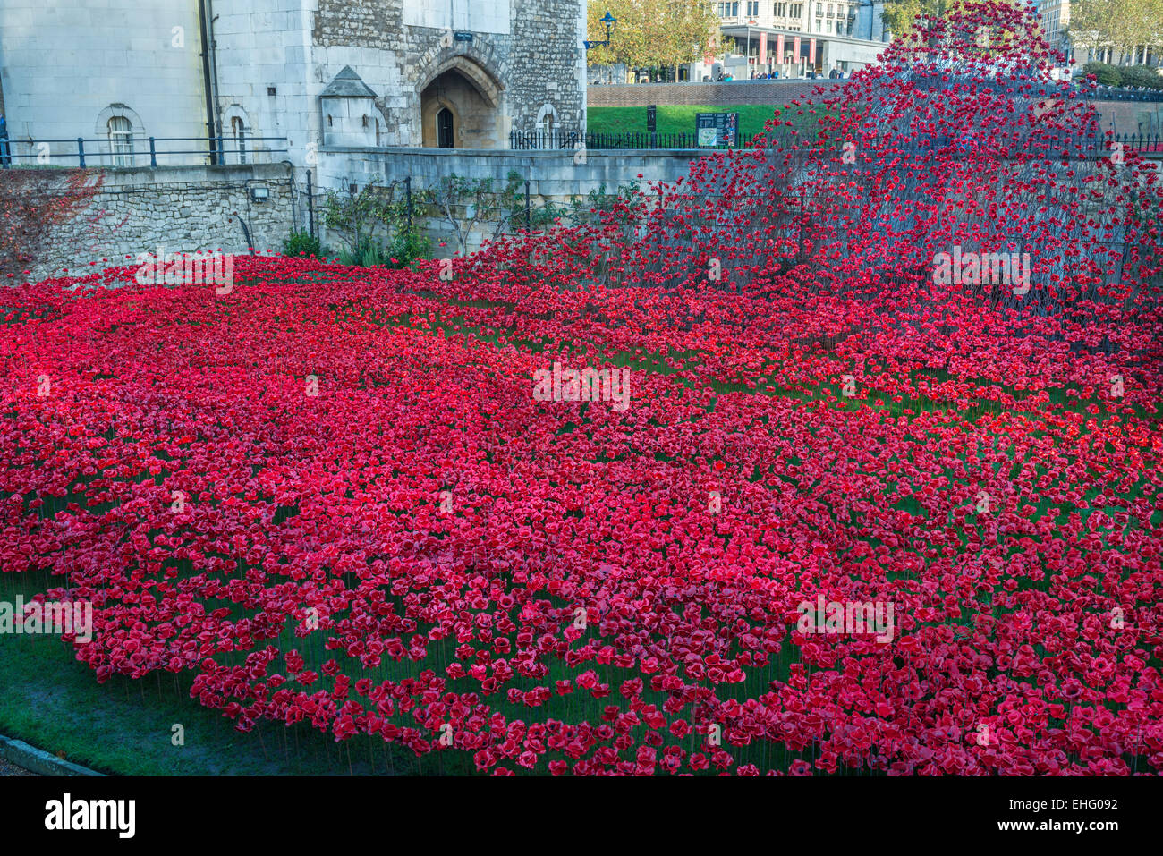 Anzeige der keramischen rote Mohnblumen auf den Tower of London, anlässlich der Hundertjahrfeier des Ausbruchs WW1 - redaktionelle Nutzung OINLY Stockfoto