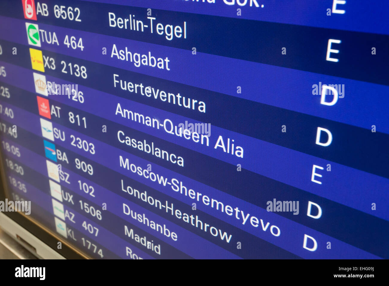 Abfahrtstafel mit Zielflughäfen in Frankfurt Main Stockfoto