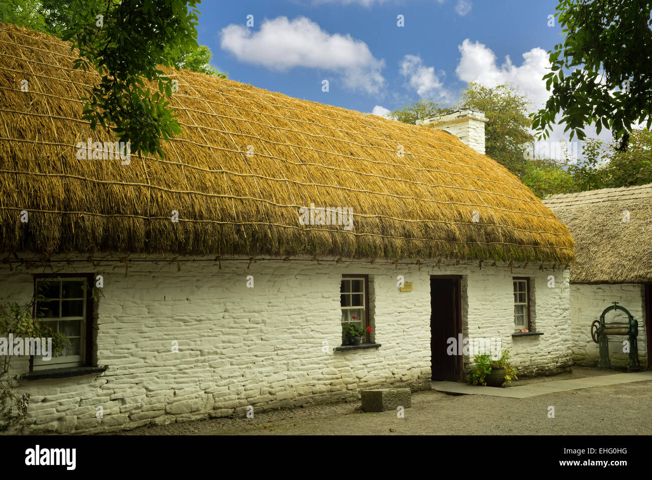 Historisches Haus mit Strohdach. Bunratty Castle, Irland Stockfoto