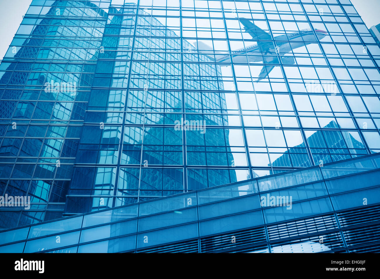 Flugzeug spiegelt sich in dem Gebäude Fassade Stockfoto