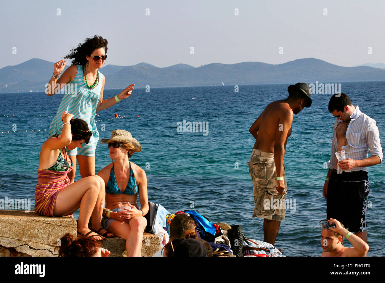 Gruppe der Festivalbesucher auf The Garden Festival in Kroatien. Stockfoto
