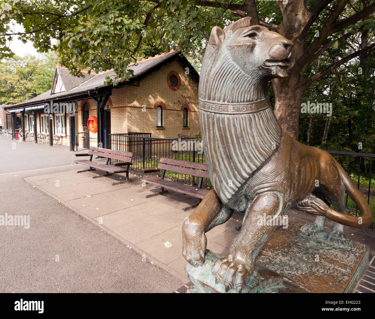 Blick auf den See Café und Leo der Löwe eine Bronzeskulptur in Alaxandra Park, Boating-See. Stockfoto