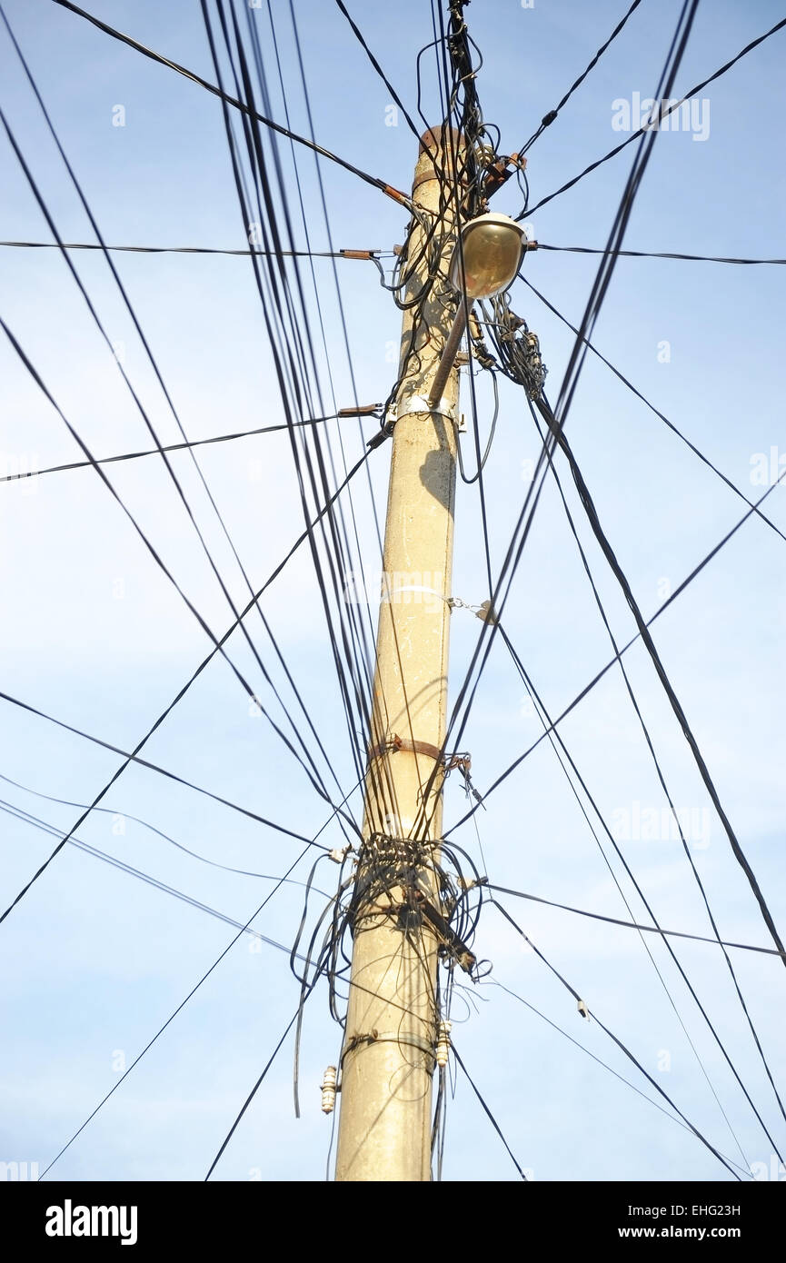 Öffentliche Stromnetz Pol mit viel Kabelsalat Stockfoto