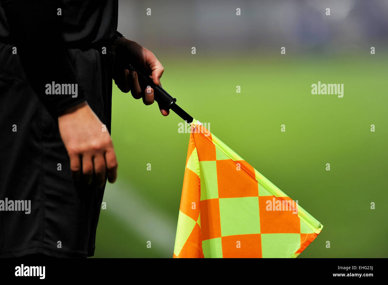 Schiedsrichter-Assistenten in Aktion während eines Fußballspiels Stockfoto
