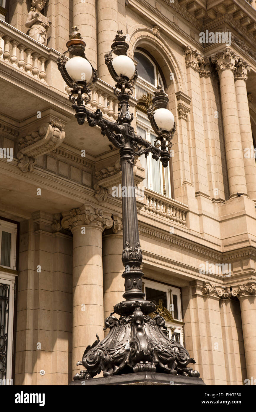 Argentinien, Buenos Aires, Libertad, Teatro Colon, elegante Gusseisen Licht neben Eingang Stockfoto