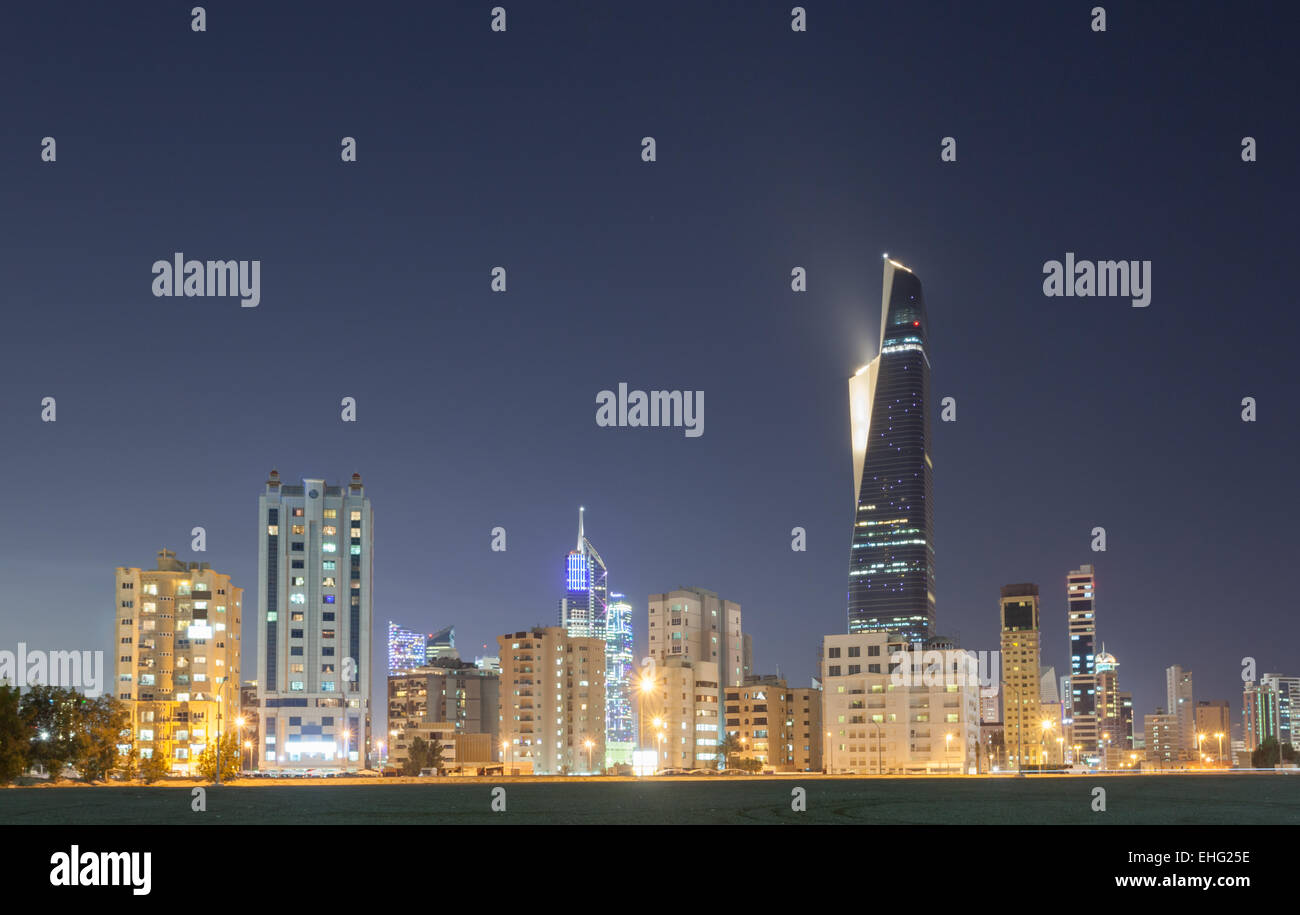 Skyline von Kuwait-Stadt bei Nacht. Naher Osten, Arabien Stockfoto
