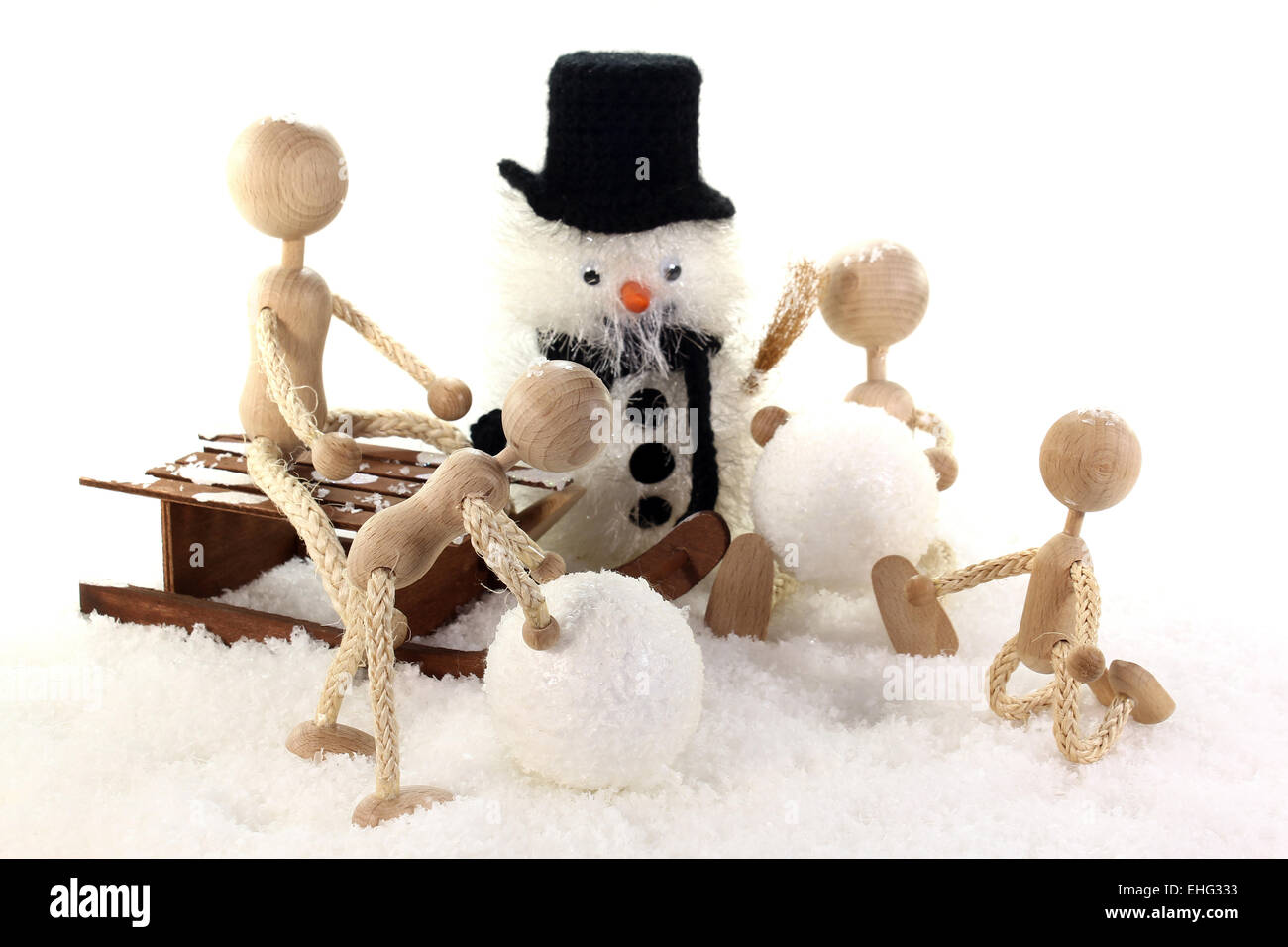 Familie mit Kinder Biuld einen Schneemann Stockfoto